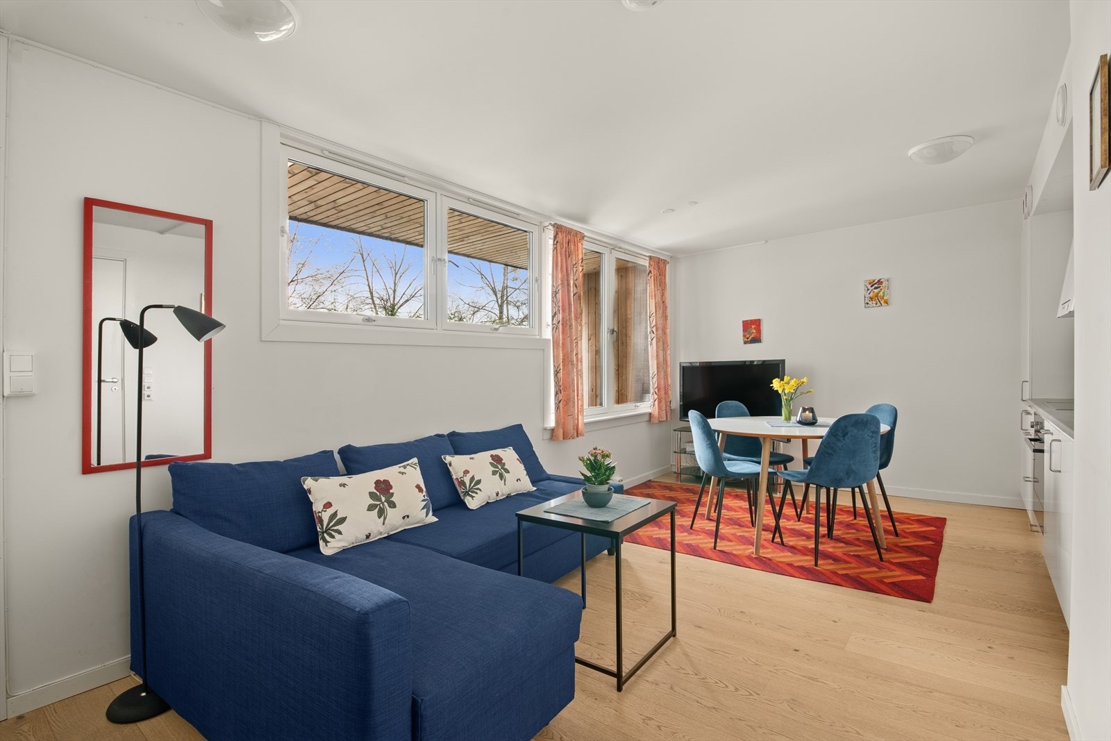 Rikelig med vinduer mot oppholdsrom Galleribilde