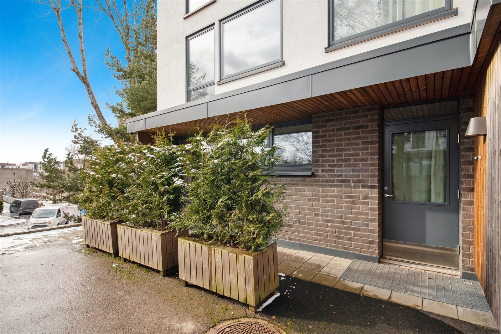 Boligen har egen inngang og privat markterrasse Galleribilde
