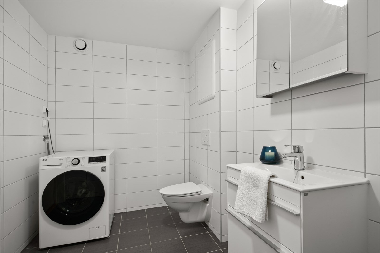 Stort baderom med plass til vaskemaskin Galleribilde