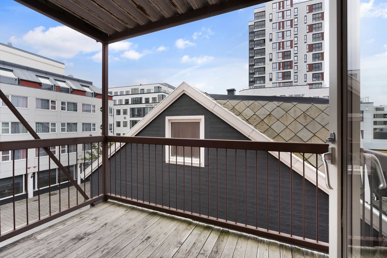 Det er blitt installert innsyns skjerming på verandaen. Galleribilde