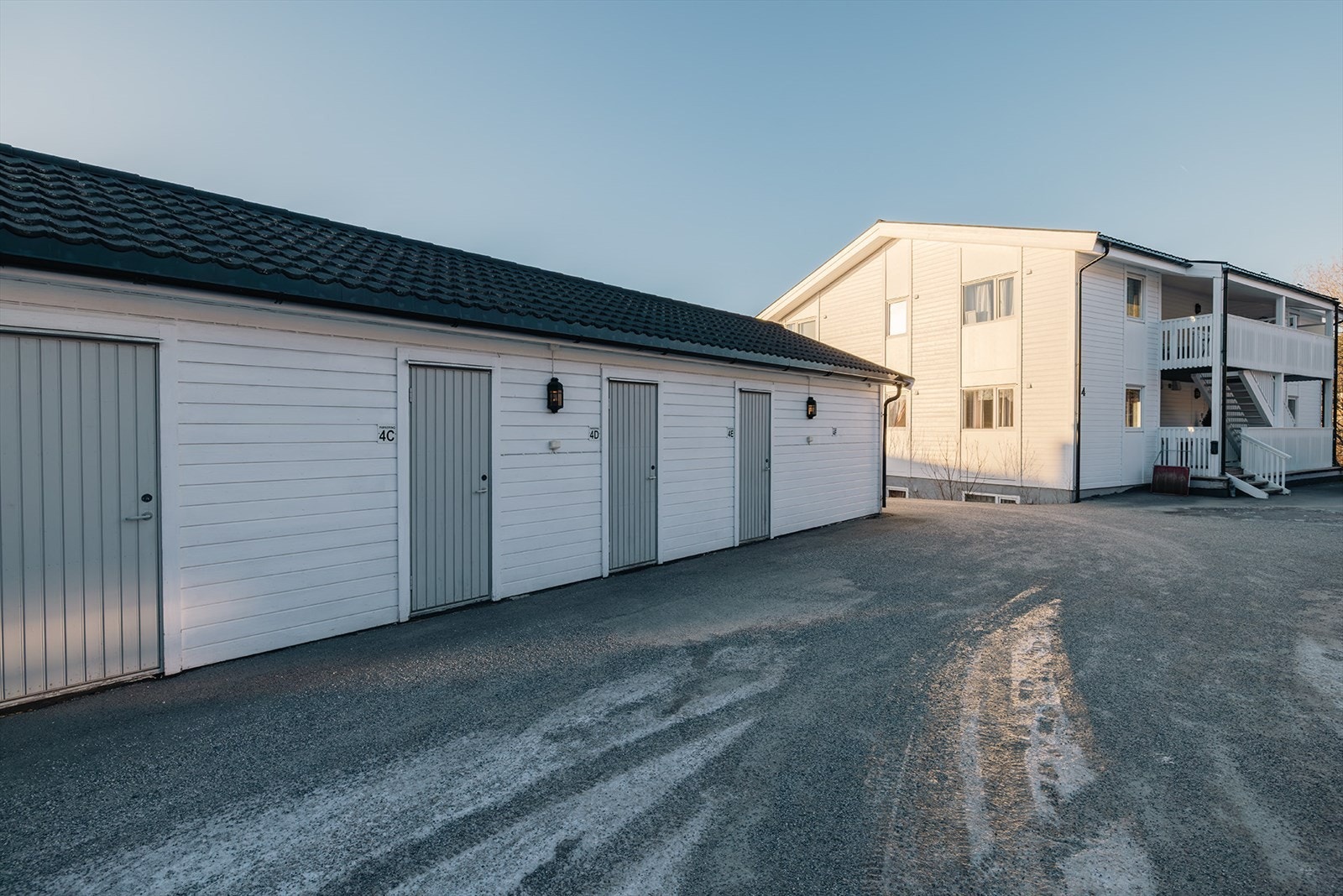 Leiligheten disponerer utebod i rekke i frittstående bygg ved parkeringsområdet. Galleribilde