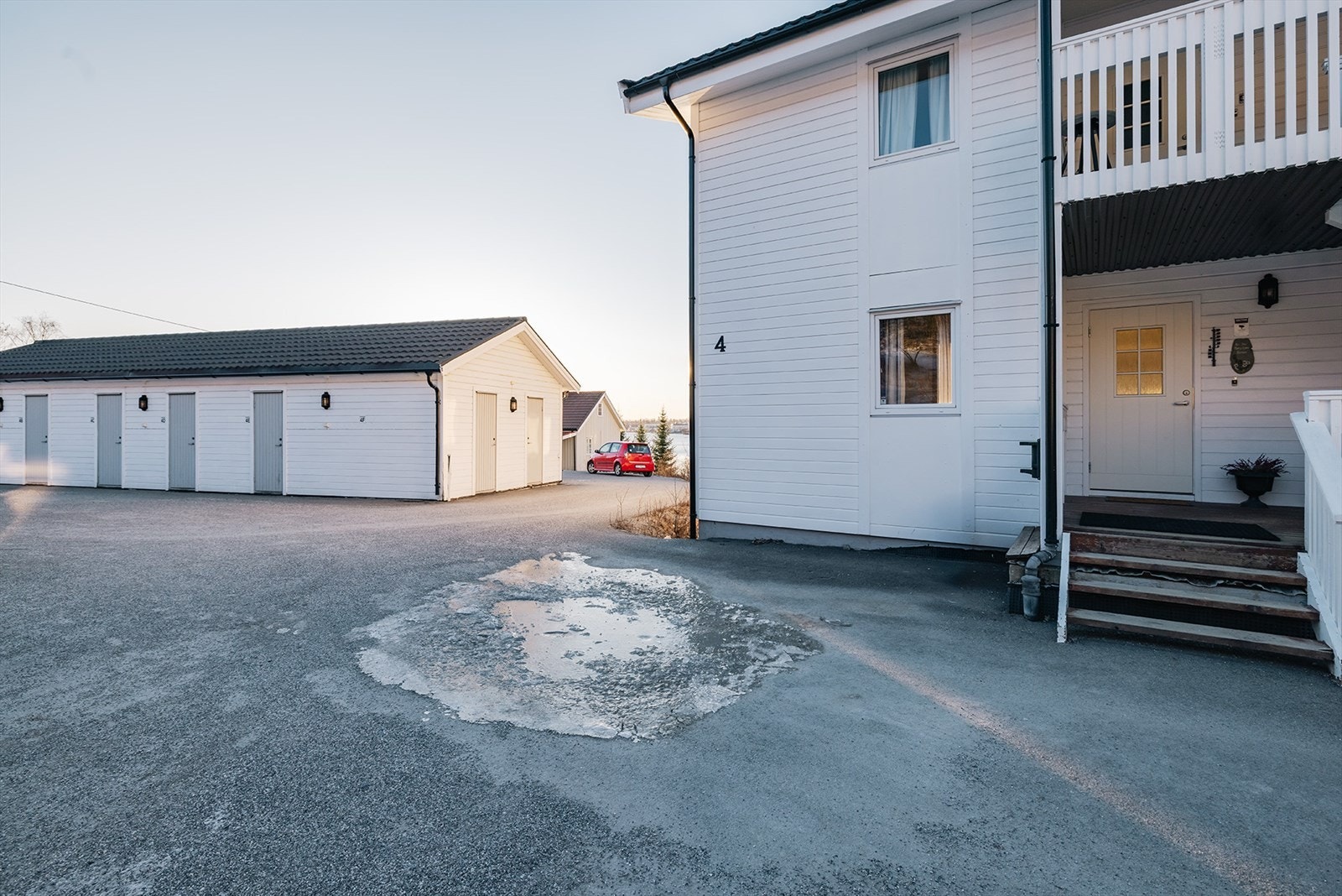 Inngangen sees til høyre på bildet. Leiligheten har enkel adkomst og alle funksjoner på ett plan i leiligheten Galleribilde