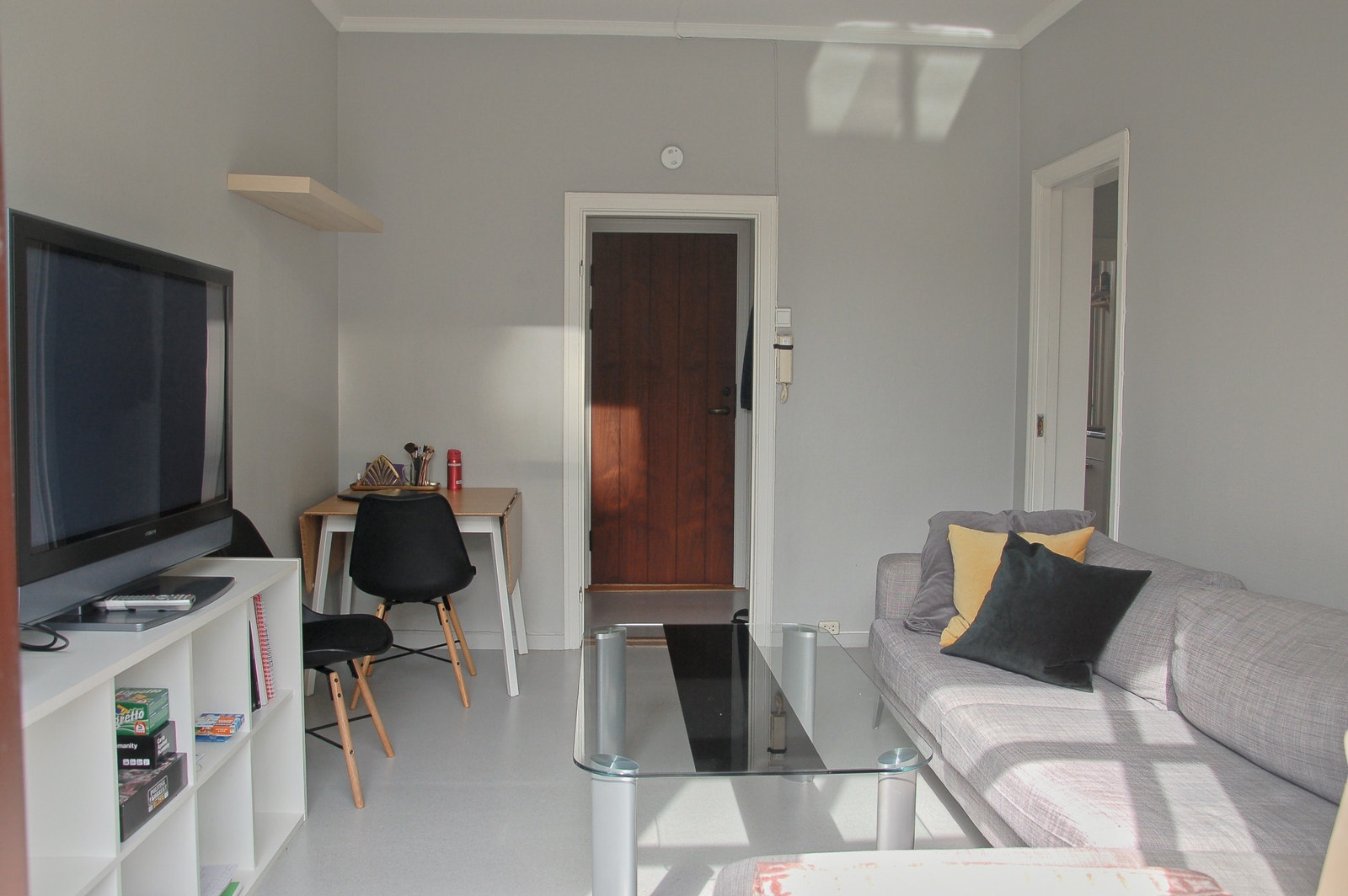 Leiligheten har gjennomgående god takhøyde og mye lys Galleribilde