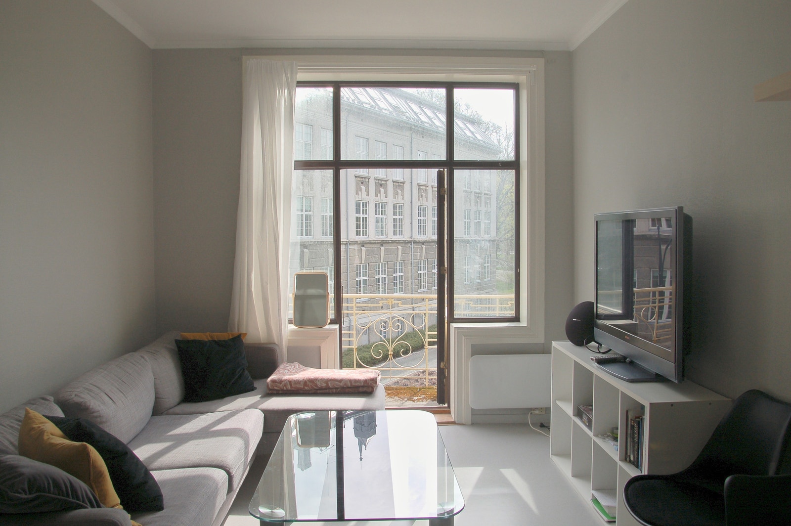 Lys og romslig stue med plass til stor sittegruppe Galleribilde