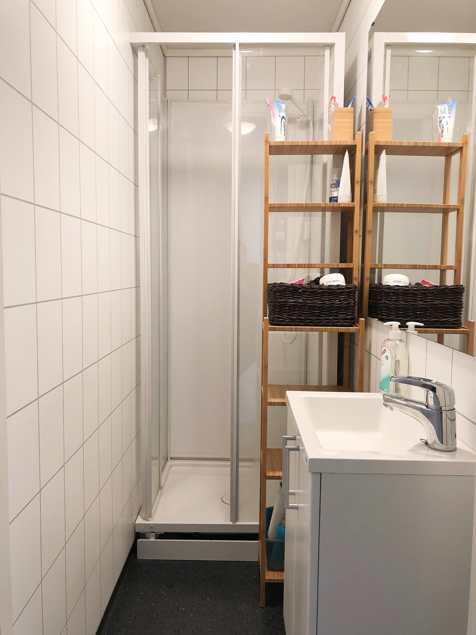 Bad med varmekabler, separat toalett som gir bedre kapasitet for beboere Galleribilde