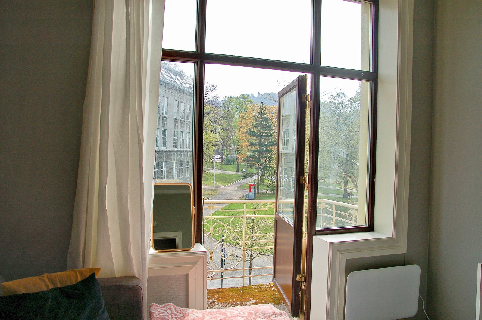 Balkong med utsikt ut mot parken Galleribilde