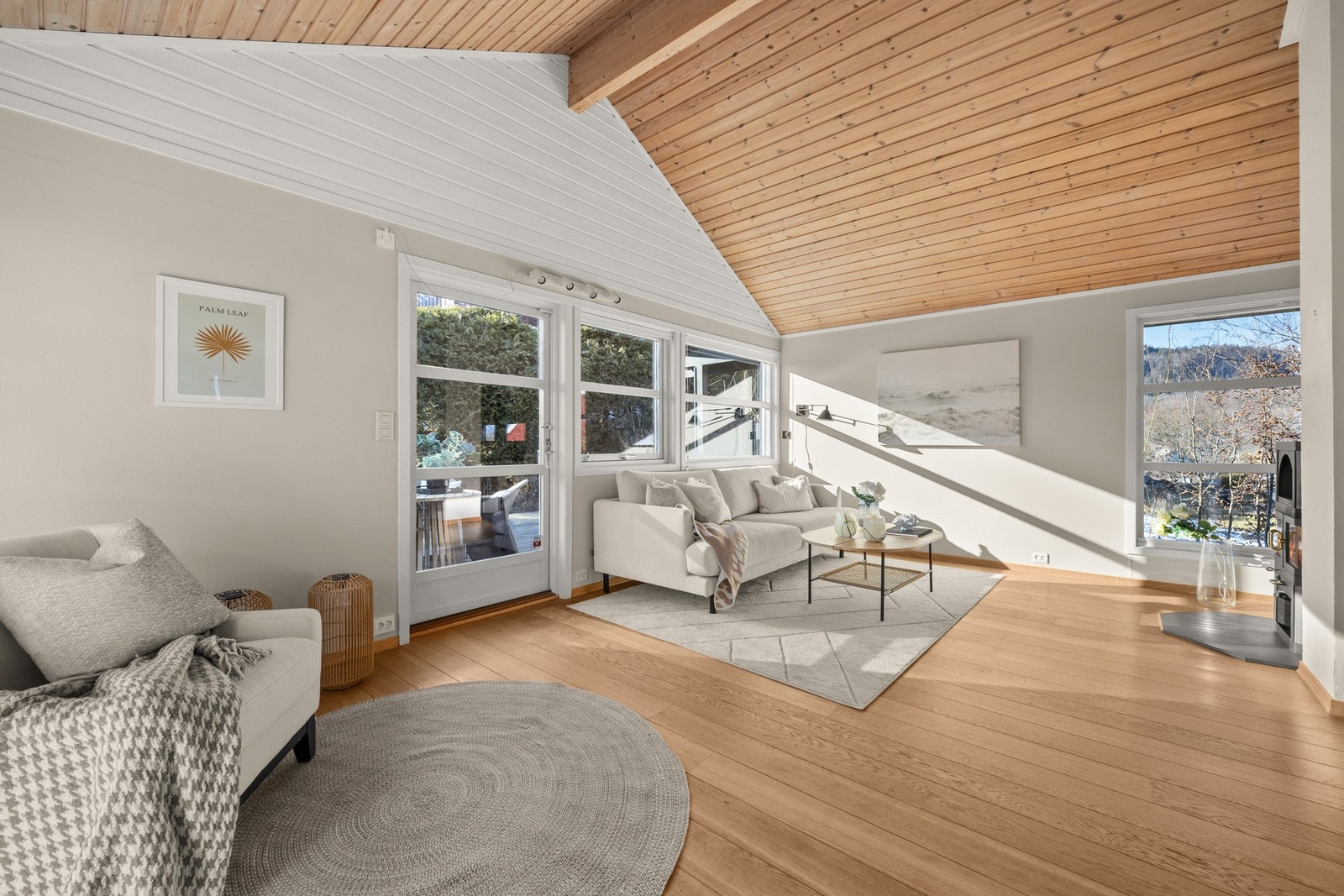 Stuen er lys og romslig med store vindusflater som gir rikelig med lysinnslipp. Galleribilde