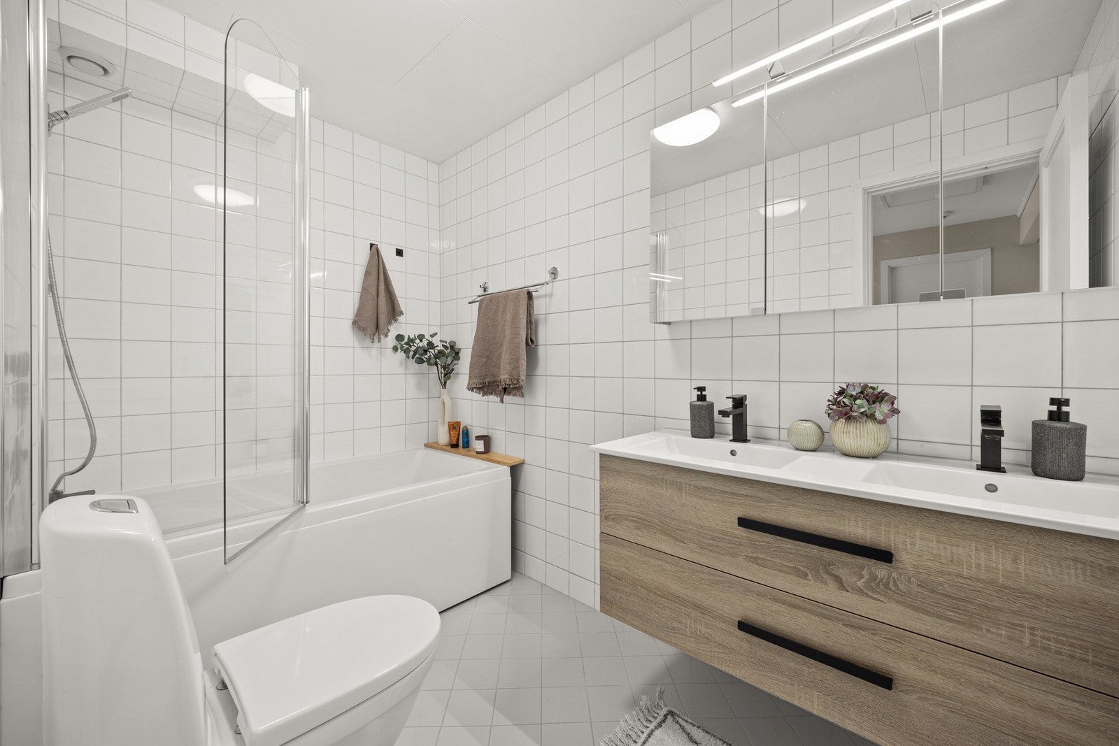 Baderom nr. 2 er praktisk med badekar. Galleribilde