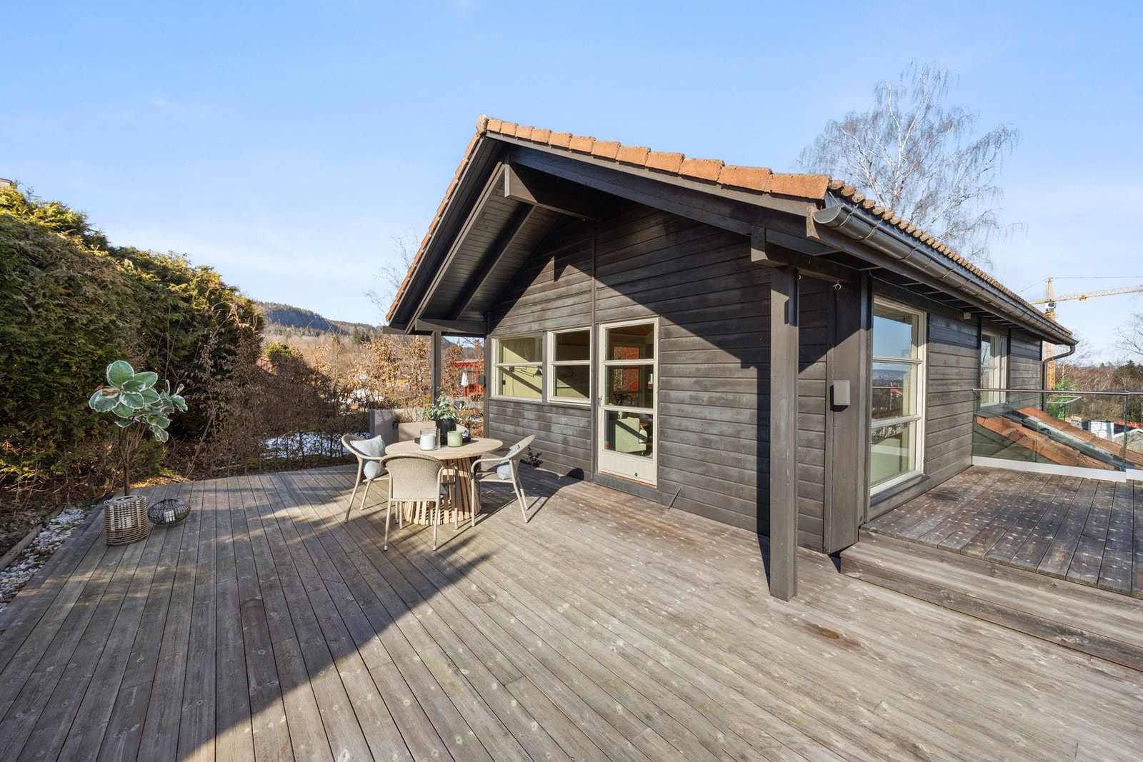 Terrassen med utgang fra stuen fungerer som en forlengelse av oppholdsrommet på sommerhalvåret. Galleribilde