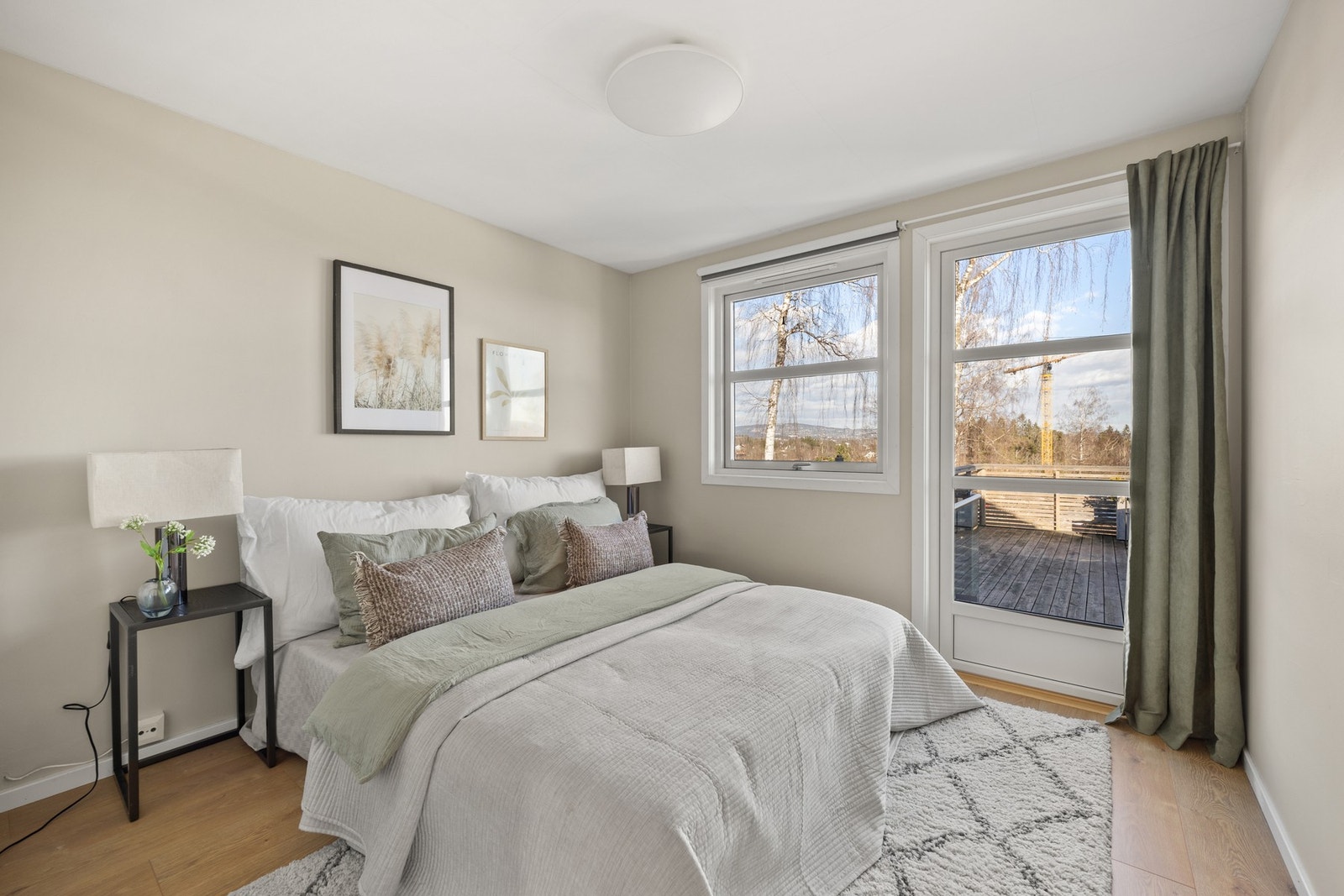 Soverom 1 med tilgang til takterrasse (over garasjen). Galleribilde