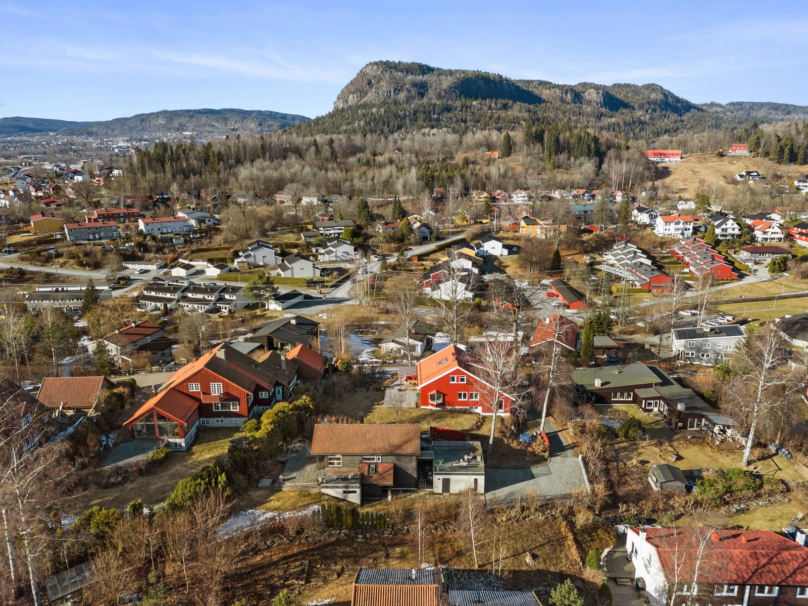 Boligen har en populær beliggenhet i et attraktivt og veletablert boligområde på Gjettum. Galleribilde