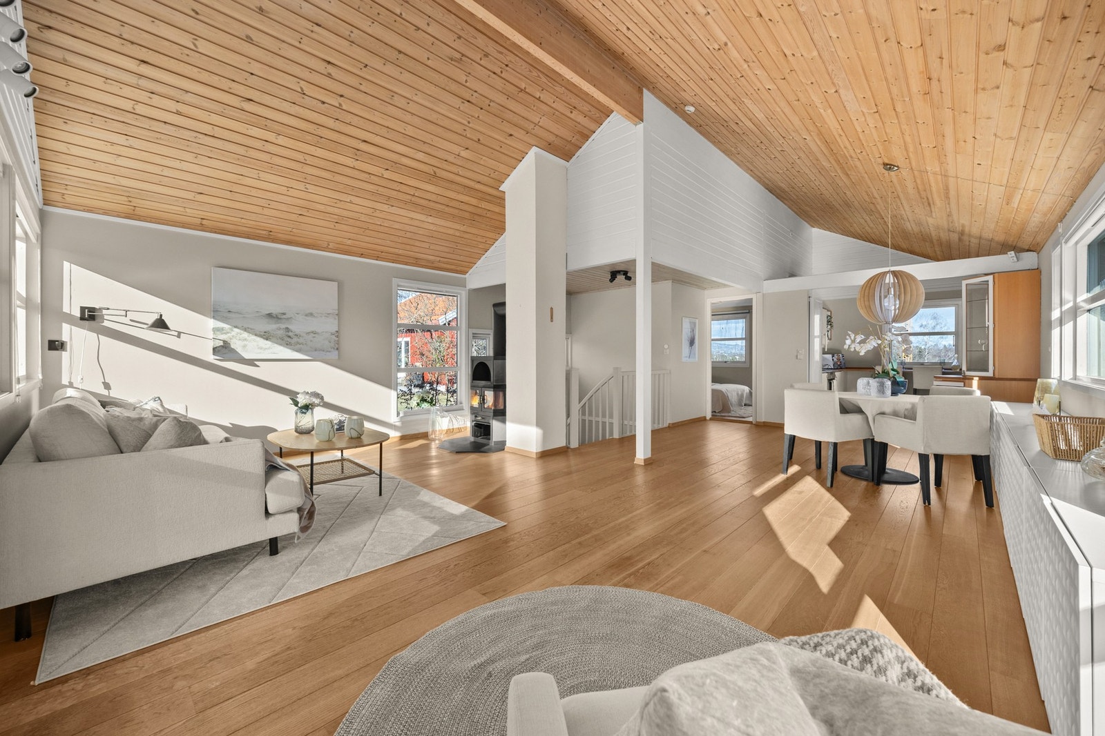 Rommene er svært luftig med en respektabel takhøyde. Galleribilde