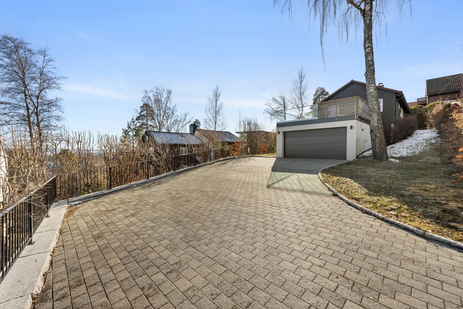 Ellers rikelig med parkeringsmuligheter i oppkjørsel. Galleribilde