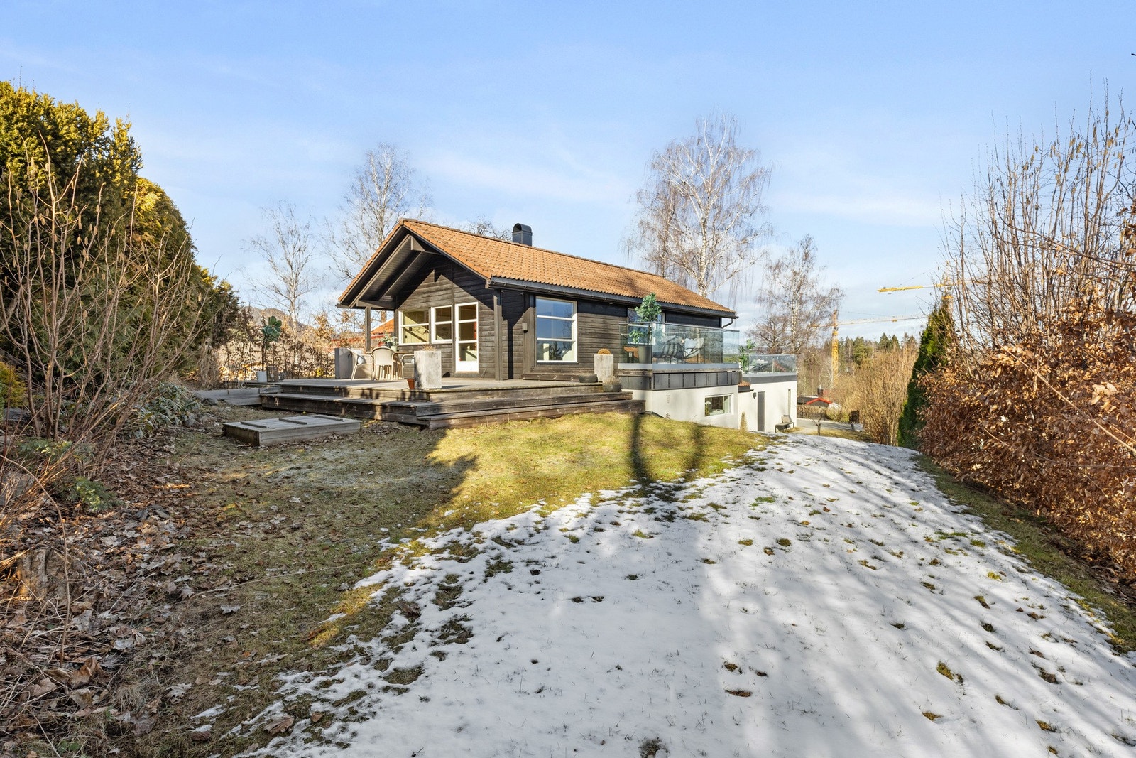 Fra terrassen er det også tilgang til boligens flotte hage! Galleribilde