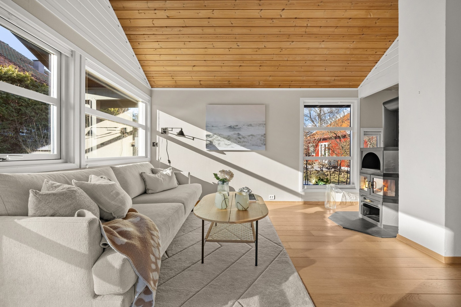 Her er det god plass til sofa, tv-benk eller annen ønsket innredning. Galleribilde