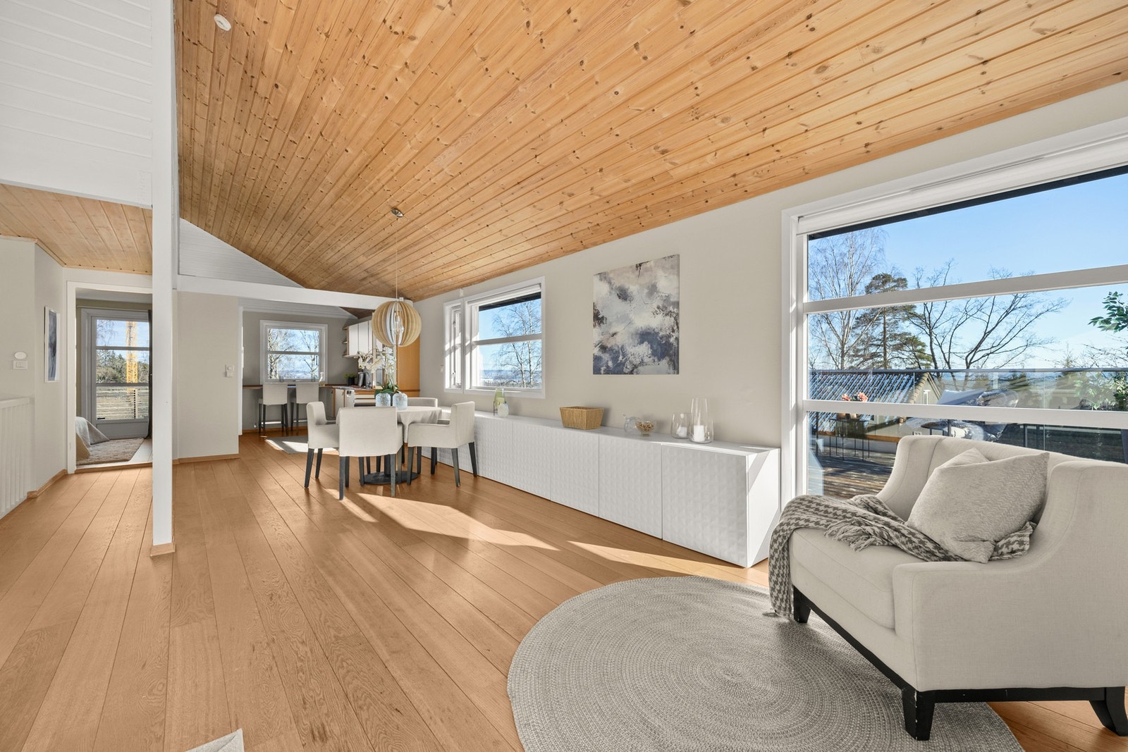 Den åpne løsninger skaper en sømløs overgang mellom rommene i 2. etasje. Galleribilde