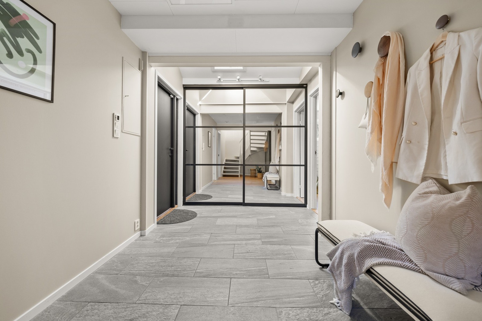 Boligen har en innbydende entré som gir et solid førsteinntrykk av boligen. Galleribilde