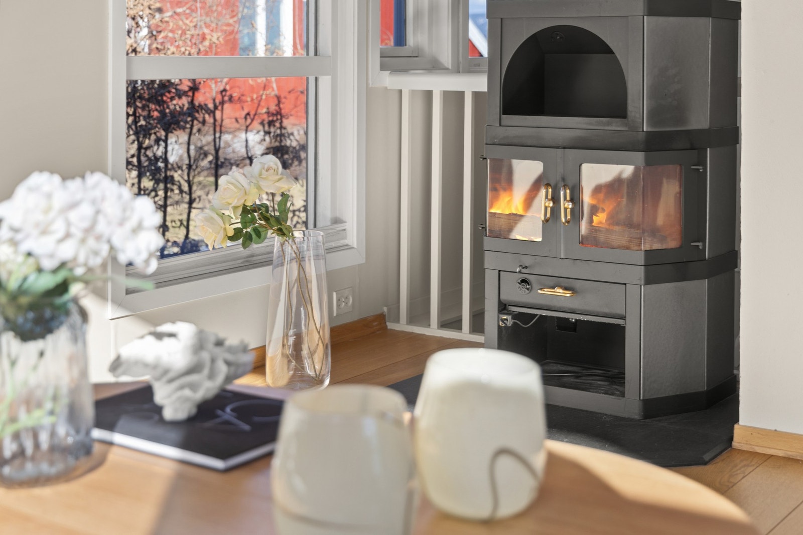 Sentralt i stuen er det en peis som gir varme under kjøligere dager. Galleribilde