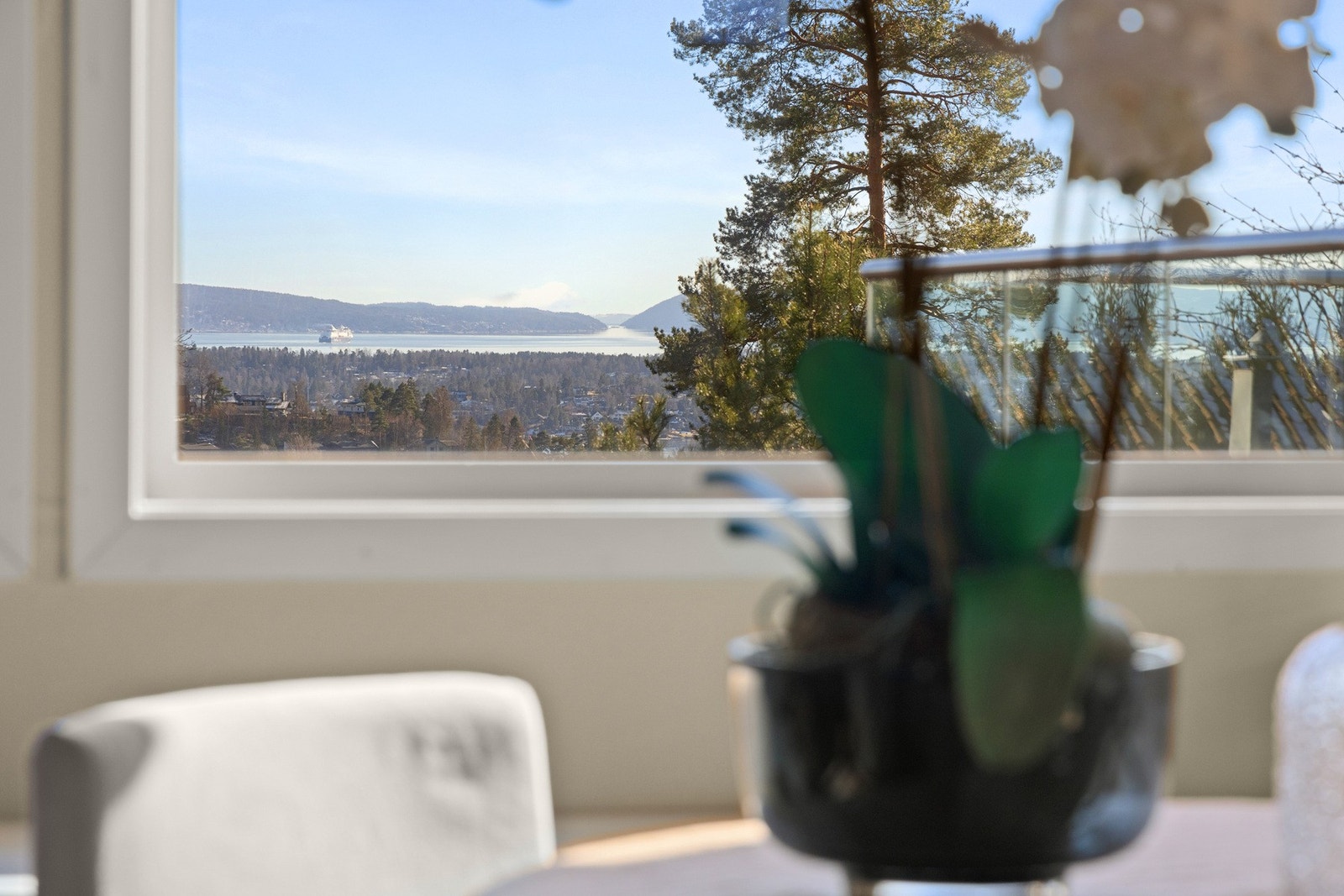 Her presenteres en sjelden mulighet på Gjettum! Dette er en spennende enebolig med fantastisk utsikt og gode solforhold. Galleribilde