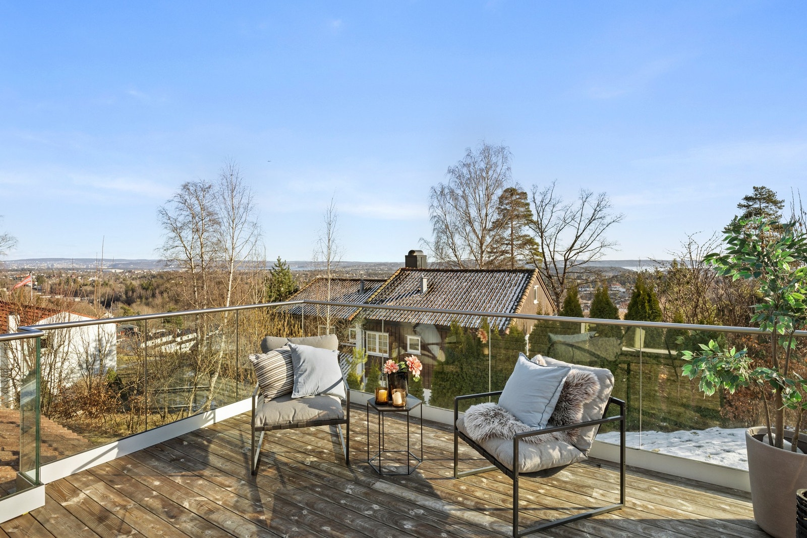 Fra soverommet i 2. etasje har du tilgang til denne solrike takterrassen med fantastisk utsikt. Galleribilde