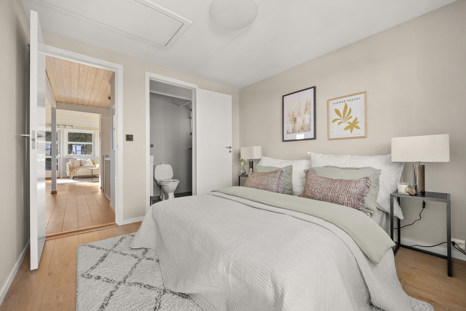 Soverommet har også tilgang til et eget baderom. Galleribilde