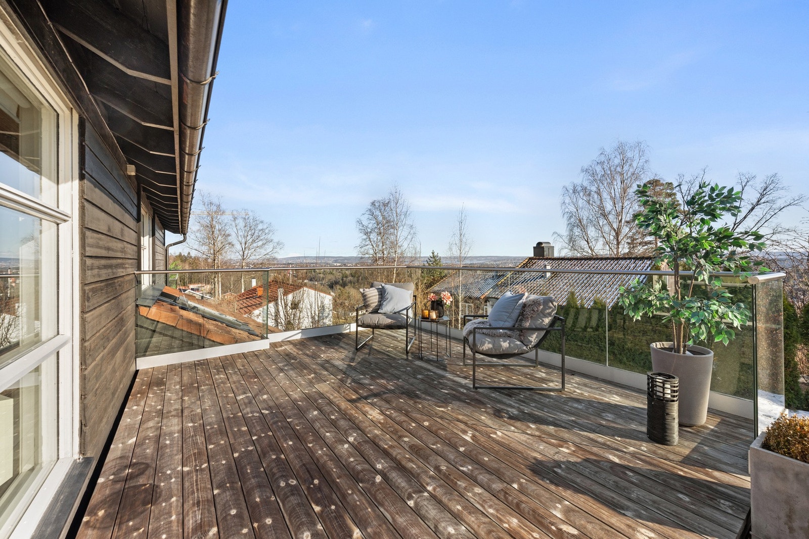 Terrassen strekker seg til fremsiden av huset, som gjør at solen kan nytes nesten døgnet rundt. Galleribilde