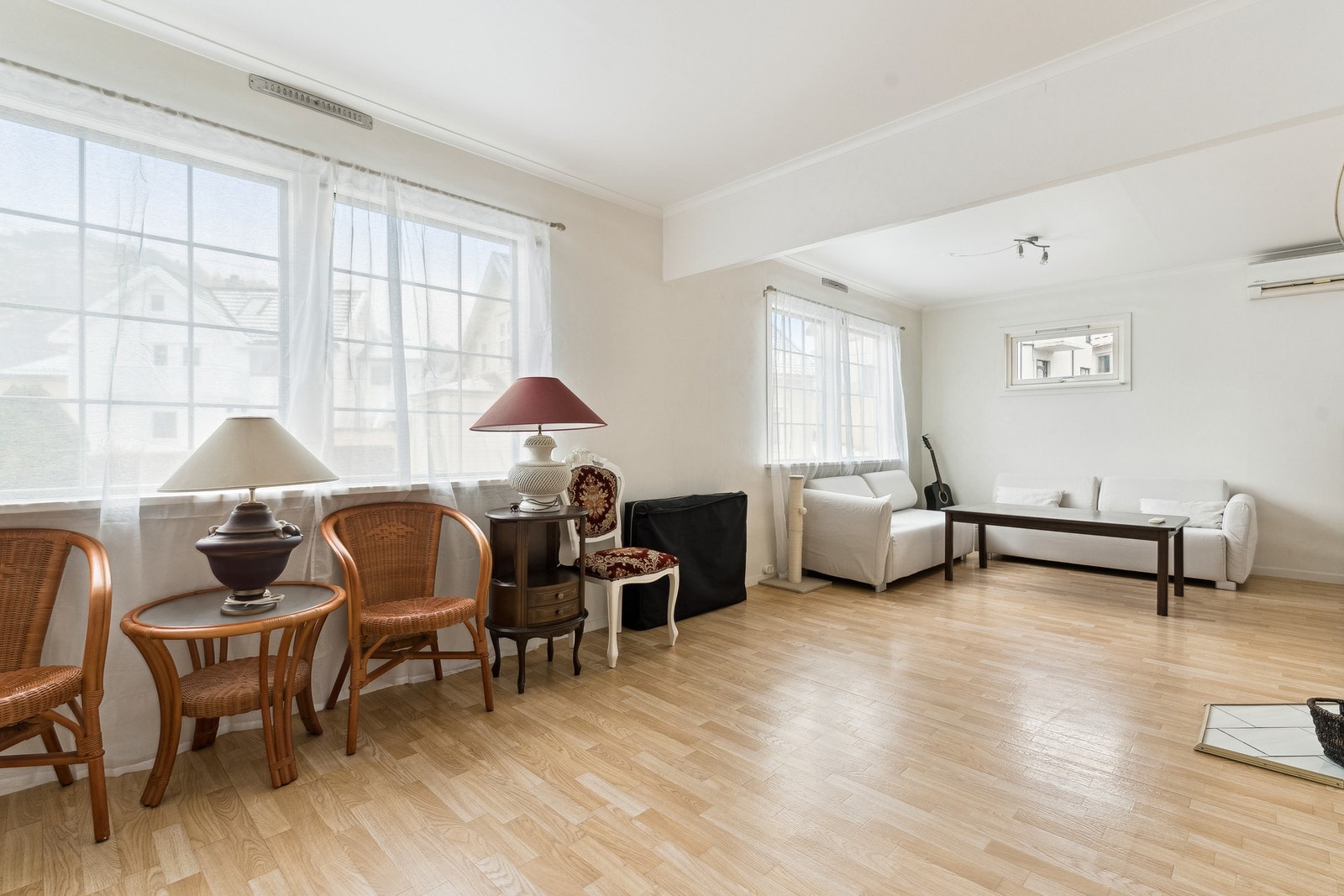 Stue med store vindusflater. Galleribilde