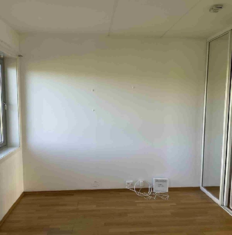 Oppholdsrom med skyvedørsgarderobe. Galleribilde