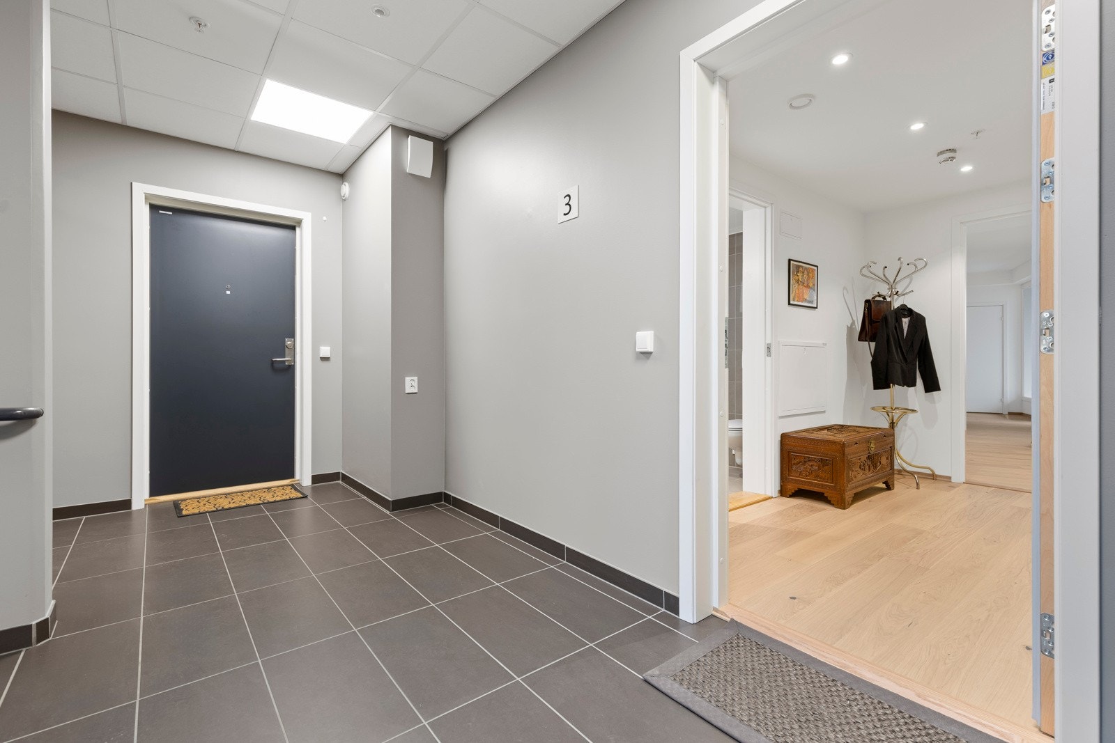 Felles inngangsparti utenfor leiligheten. Galleribilde
