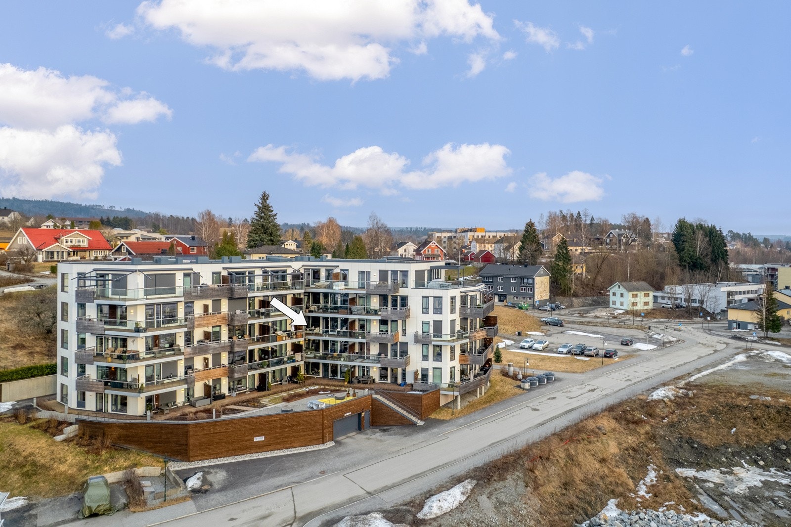 Felles eiet tomt i sameiet på 2.112,9 kvm. Fellestomten er pent opparbeidet med sittegrupper, sykkelparkering, lekeplass, samt mindre grøntareal. Galleribilde