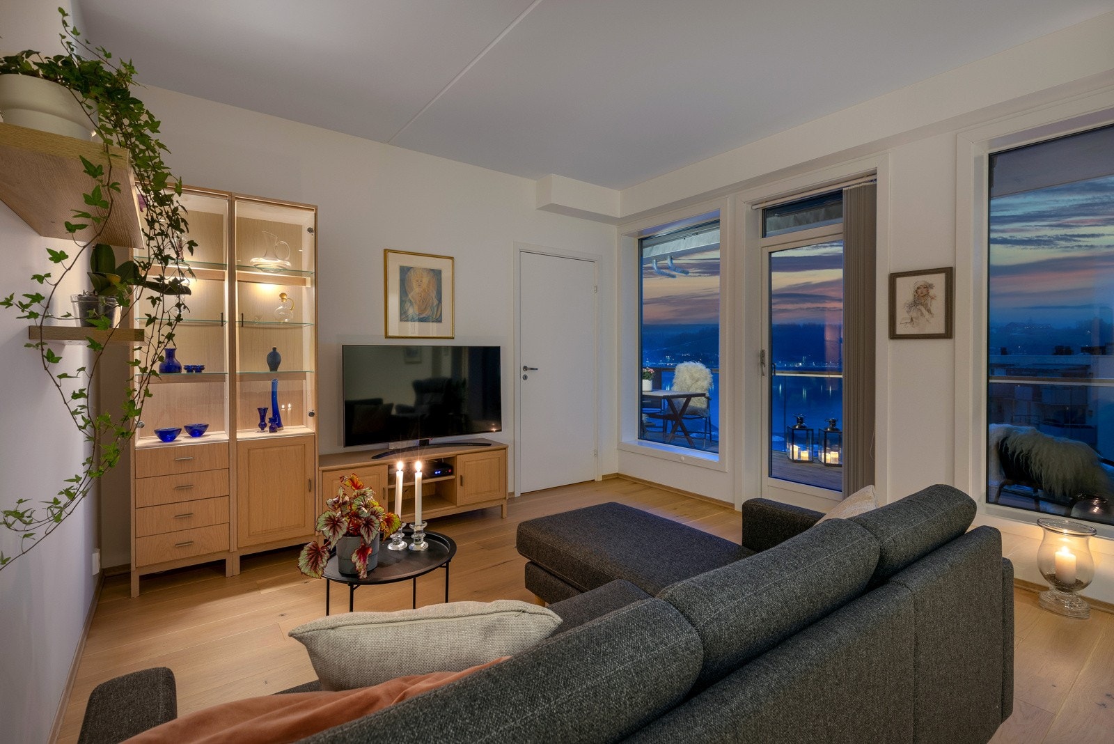 Herlig kveldsstemning i stuen. Galleribilde