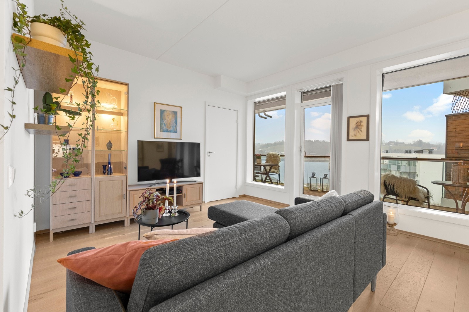 I stuen er det god plass til sofaløsning med tilhørende møblement. Grunnpakken for TV-signaler og internett er inkludert i felleskostnadene. Galleribilde