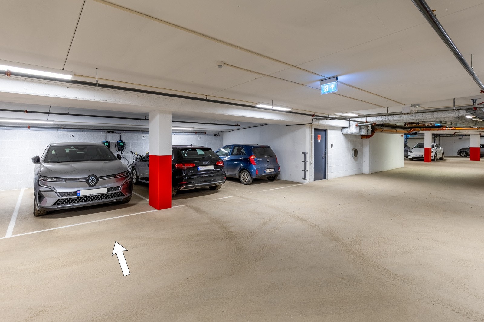 Leiligheten disponerer en fast garasjeplass i felles lukket garasjeanlegg i kjeller (nr. 28) - med heis direkte til etasjeplan. Ladeboks for elbil er montert på plassen. Galleribilde