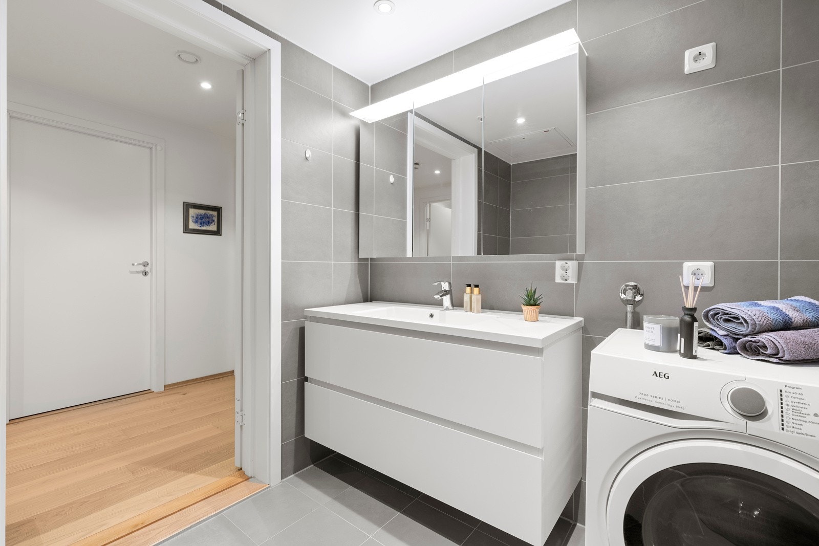 Det er avsatt plass, samt opplegg for vaskemaskin og tørketrommel. Himlingen er pent lyssatt med LED downlights. Galleribilde