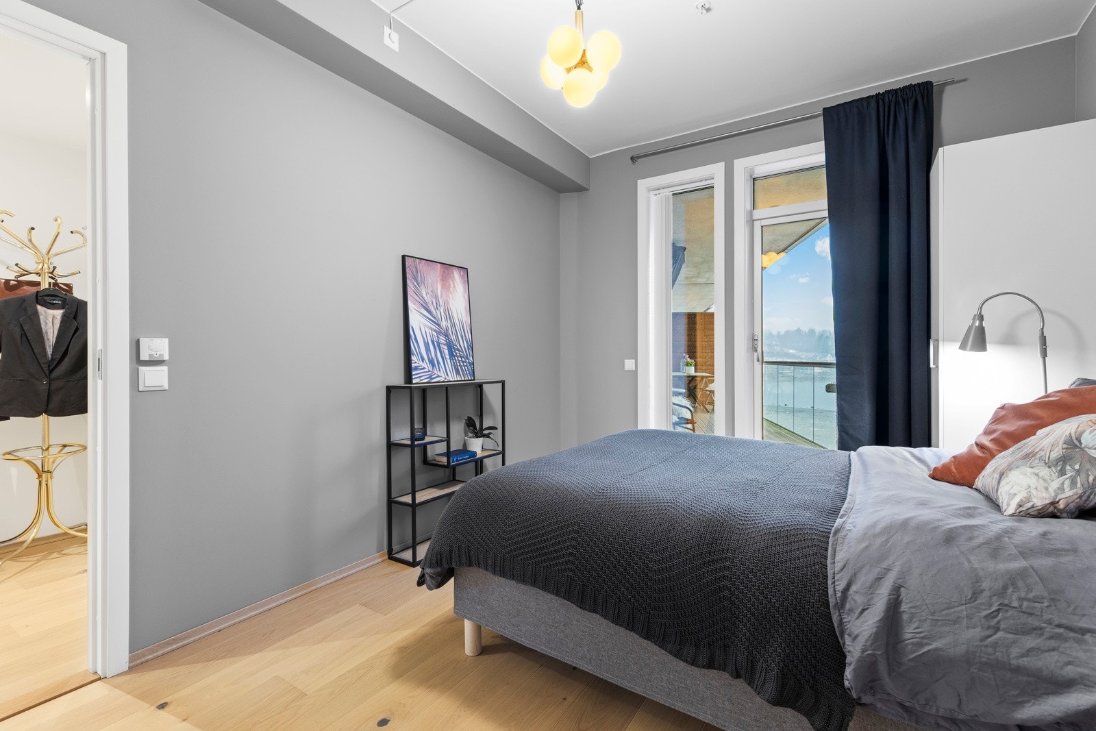 Hovedsoverommet fremstår som meget tiltalende med malte slette veggflater, lyspigmentert enstavs parkett på gulv, rikelig med garderobeskap og store vindusflater som slipper inn godt med naturlig lys. Galleribilde