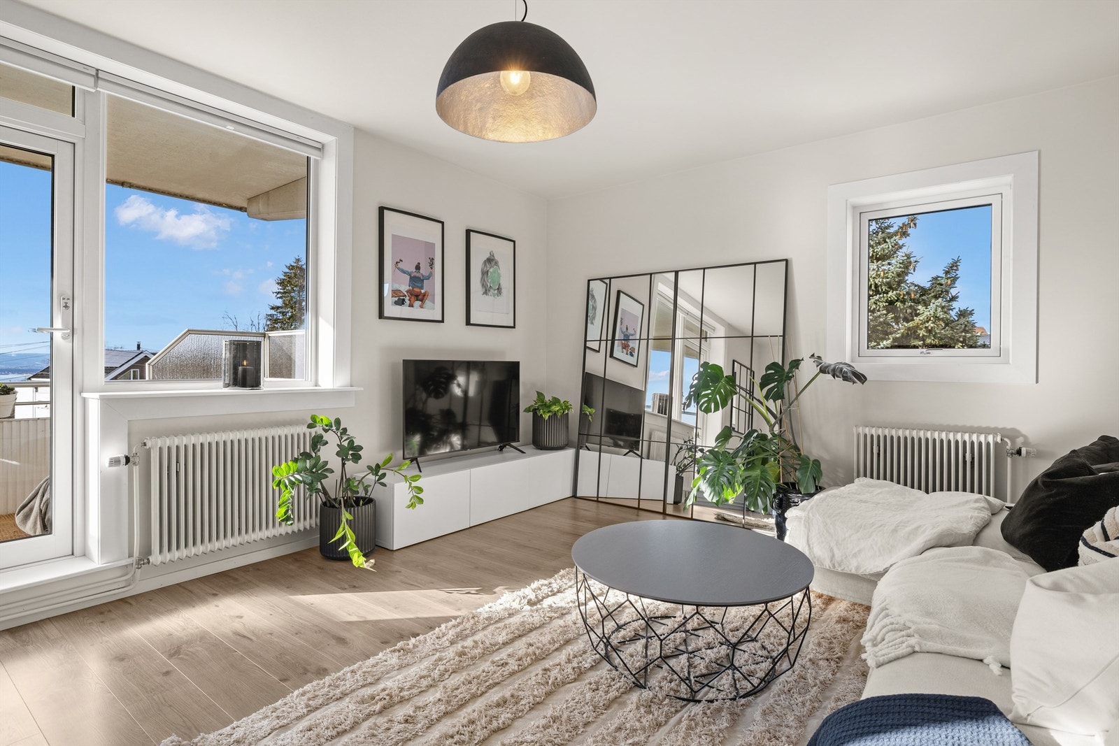 Et lyst og romslig rom med rikelig med vindusflater (vinduer i to himmelretninger) og flott fjordutsikt mot vest Galleribilde
