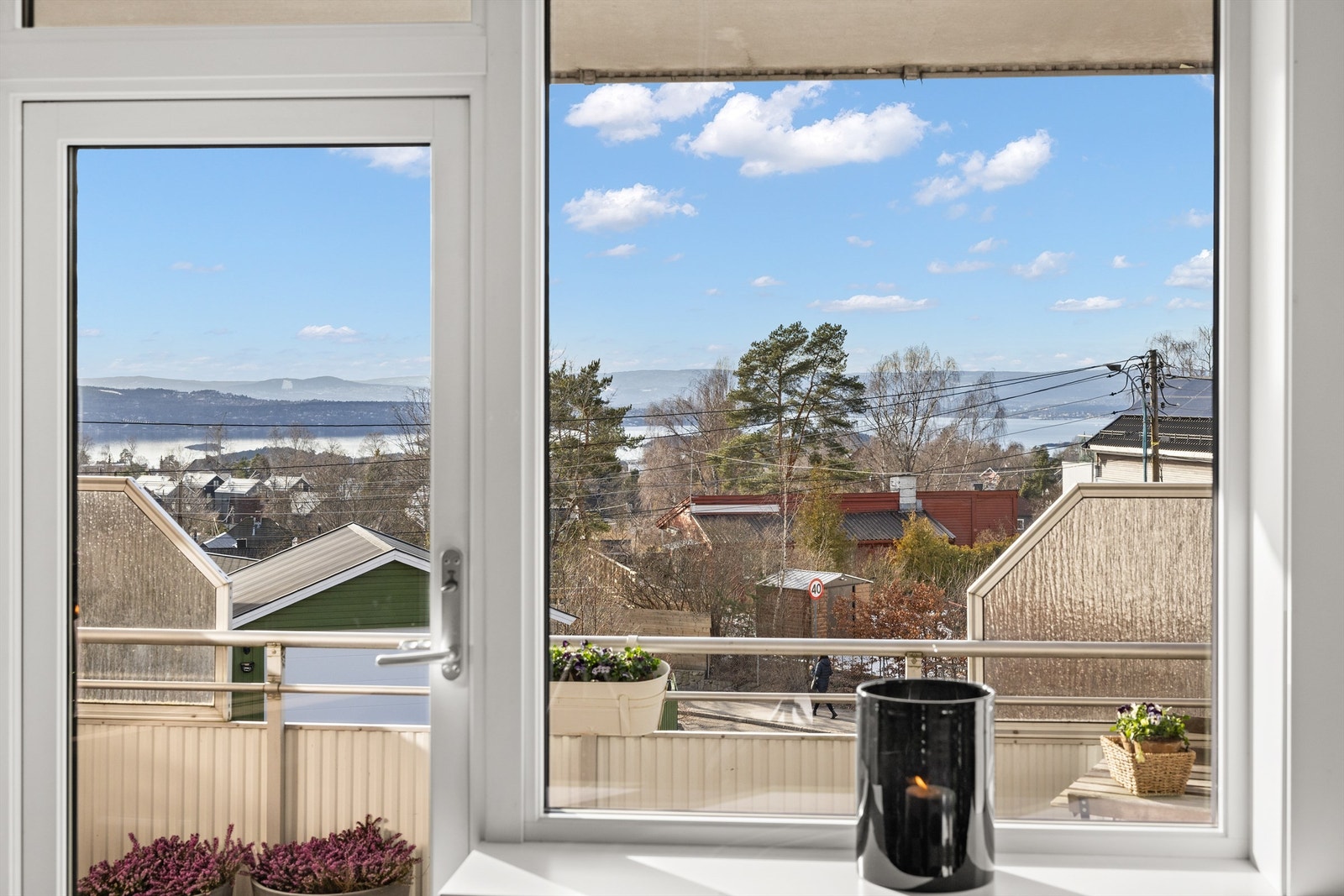Flott utsikt over fjorden både fra leiligheten og den vestvendte, solrike balkongen Galleribilde