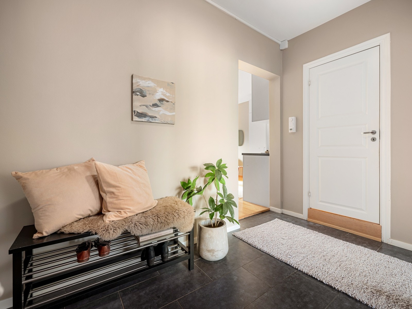 Entréen er både romslig og innbydende. Her er det plass til å etablere garderobeløsning om ønskelig. Galleribilde