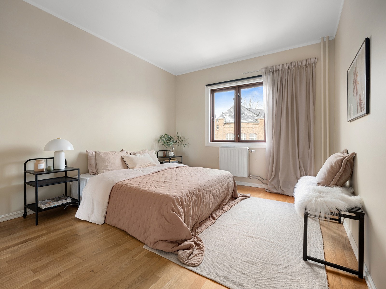 Boligen har to romslige soverom, begge med plass til dobbeltseng, nattbord og garderobe. Galleribilde