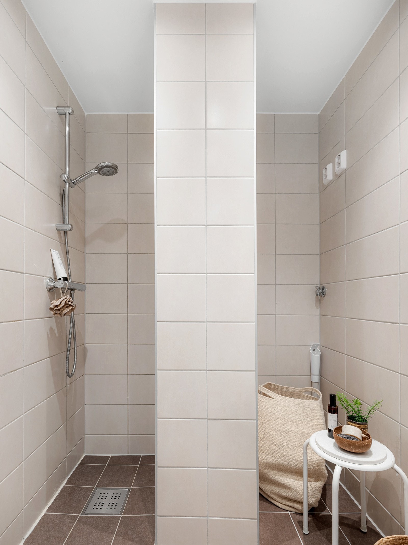 Det er plass og opplegg for vaskemaskin på badet i egen nisje. Galleribilde