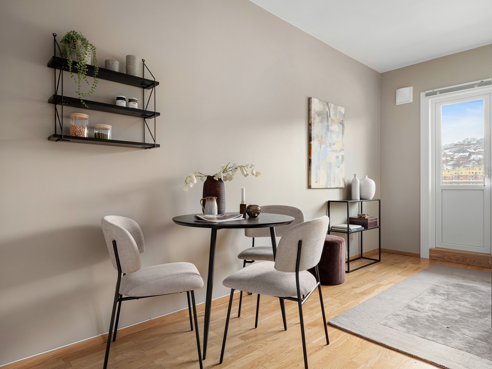 Det er mulighet for parkering på sameiets egne plasser ved henvendelse til styret (ikke faste plasser). Galleribilde