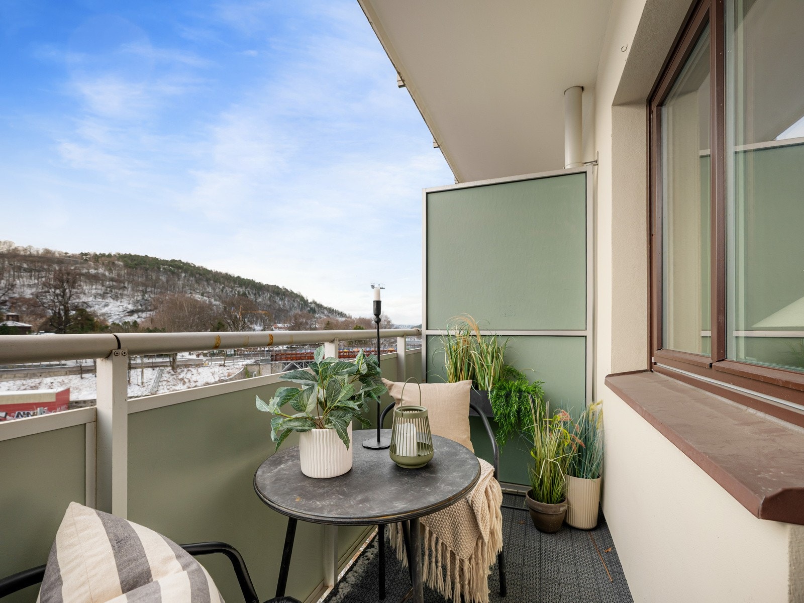 Balkongen er på 4 kvm. og vender mot syd! Her er det plass til møblement, grill og beplantning. Galleribilde