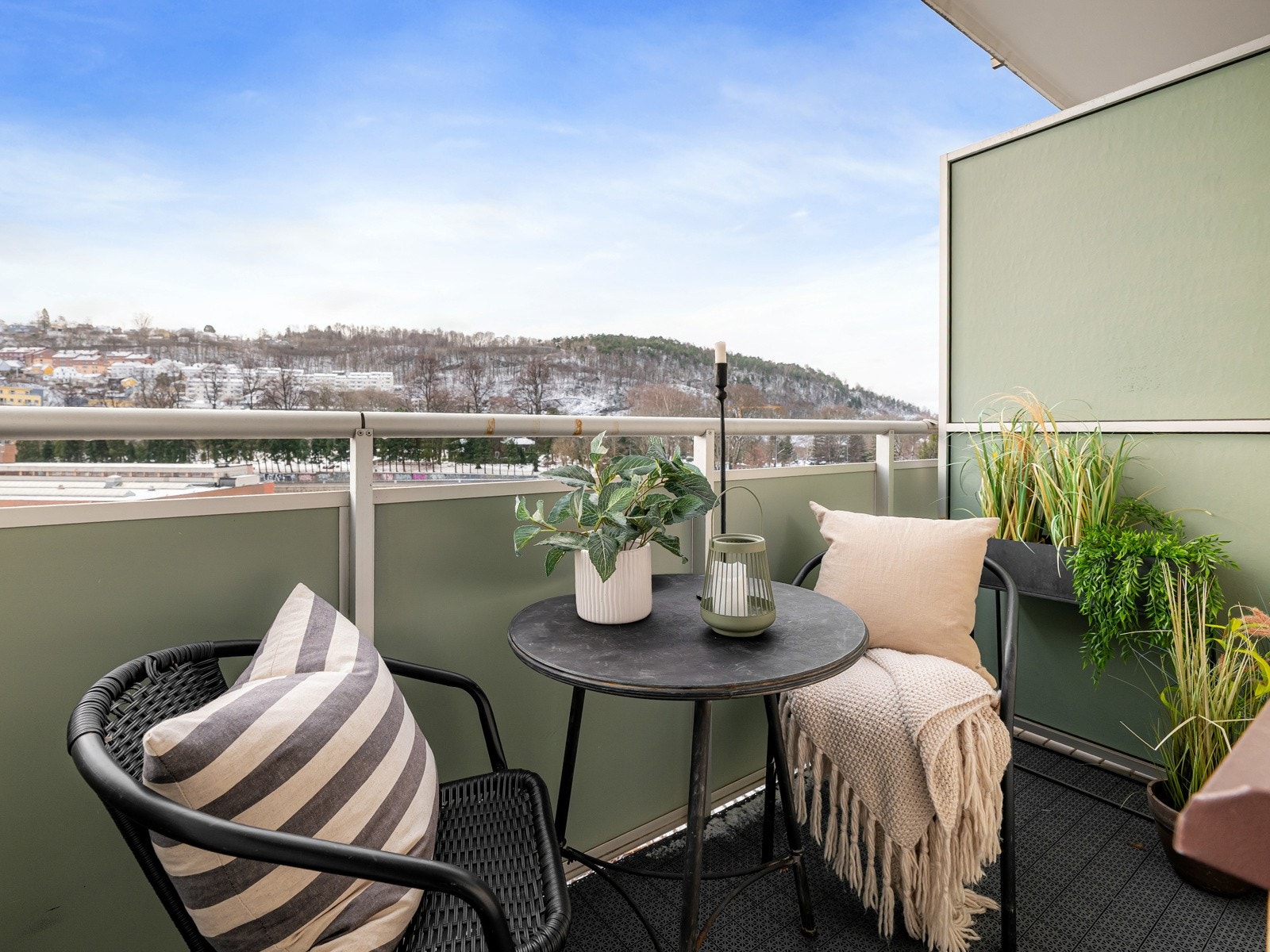 Stuen blir forlenget med en herlig balkong på 4 kvm. med utsikt mot Ekebergåsen. Galleribilde