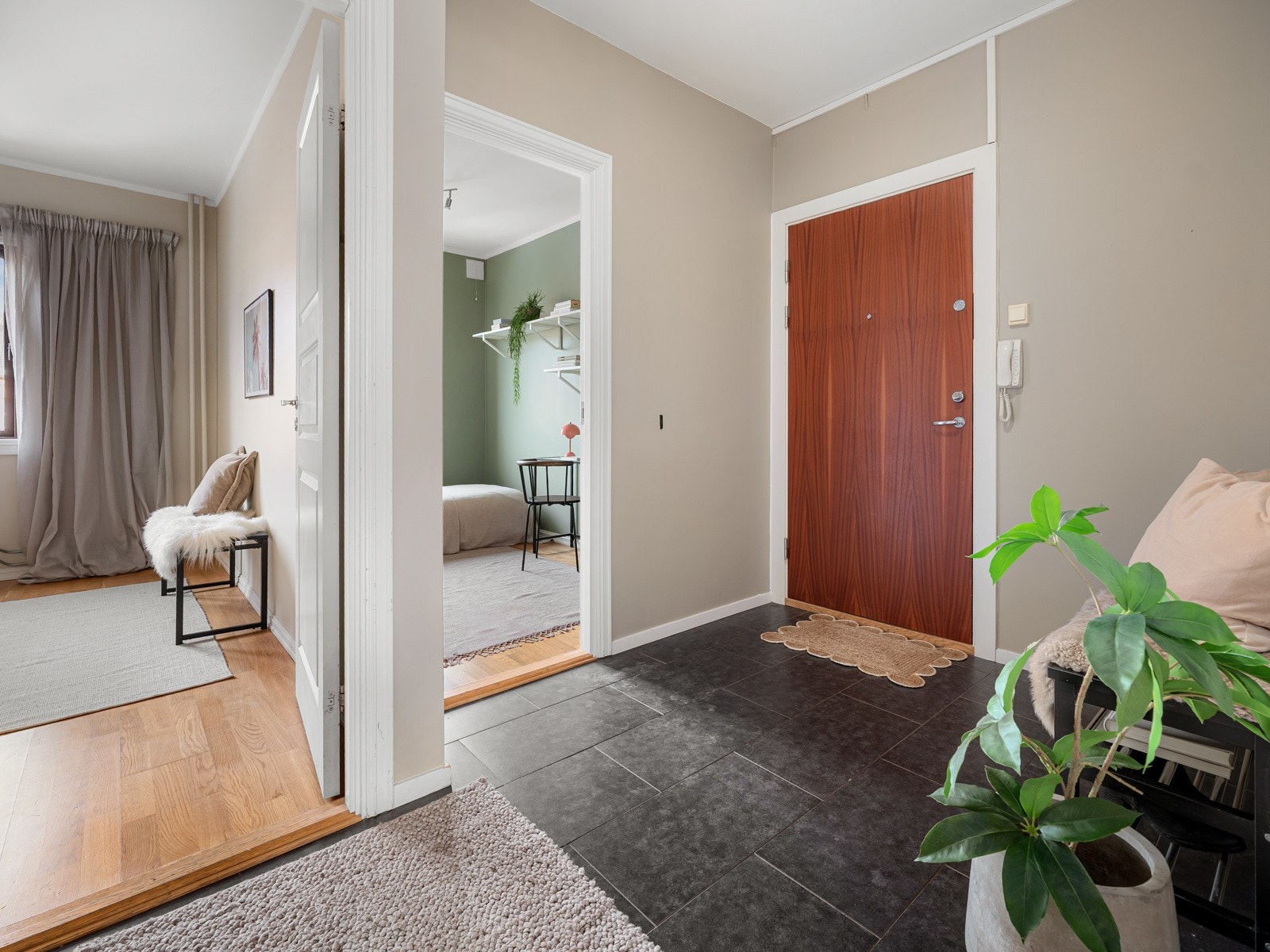 Entréen er både romslig og innbydende. Her er det plass til å etablere garderobeløsning om ønskelig. Galleribilde