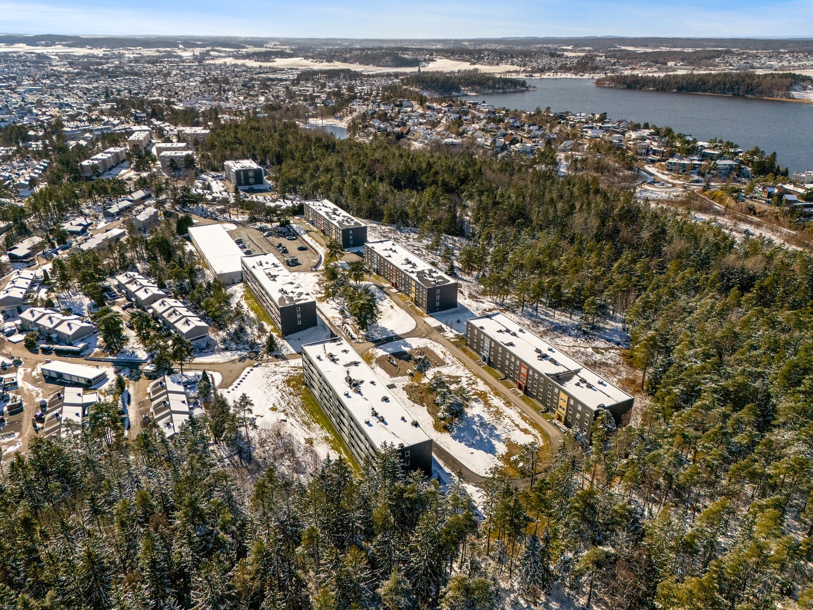 Leiligheten har en sentral beliggenhet med ca 3 km til sentrum. Galleribilde