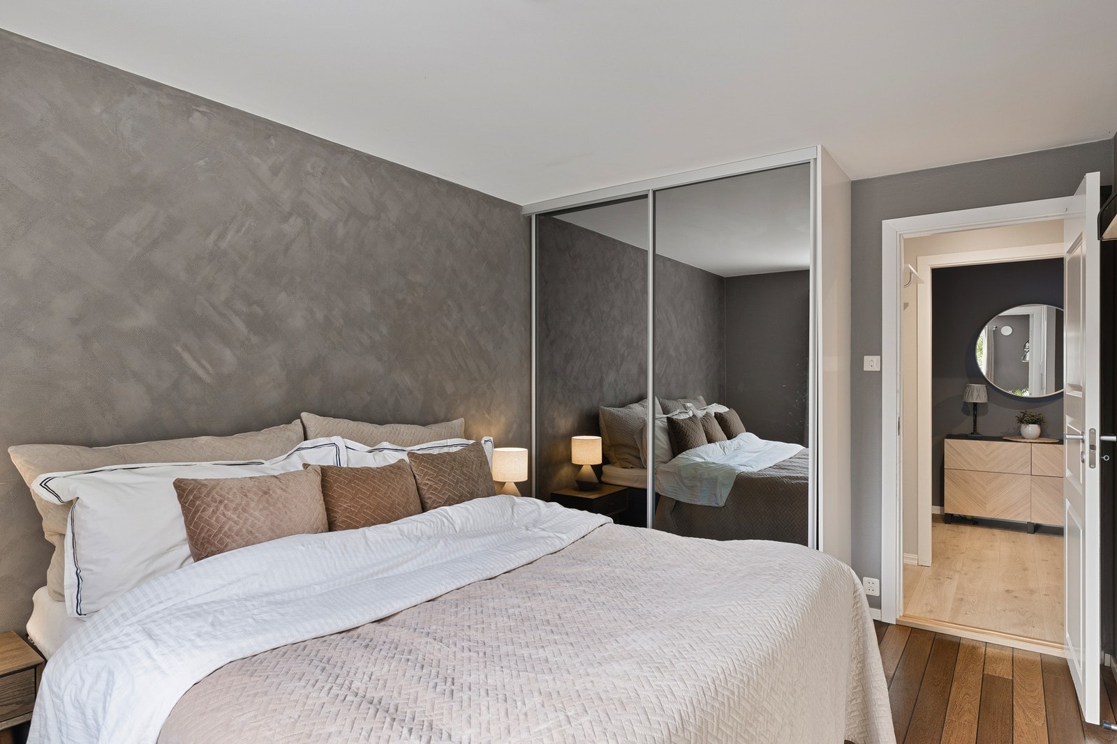 Det er også integrert skyvedørsgarderobe m/speilflate. Galleribilde