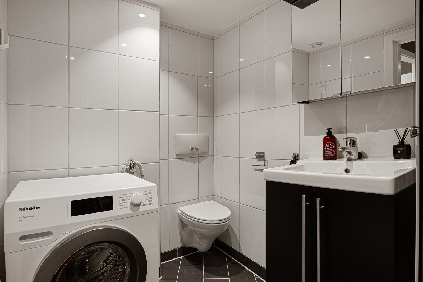 Pent flislagt bad/vaskerom med elektriske varmekabler. Galleribilde