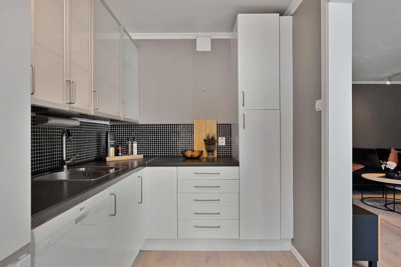 Praktisk kjøkkenkrok med gode oppbevaringsmuligheter i skap og skuffer. Galleribilde