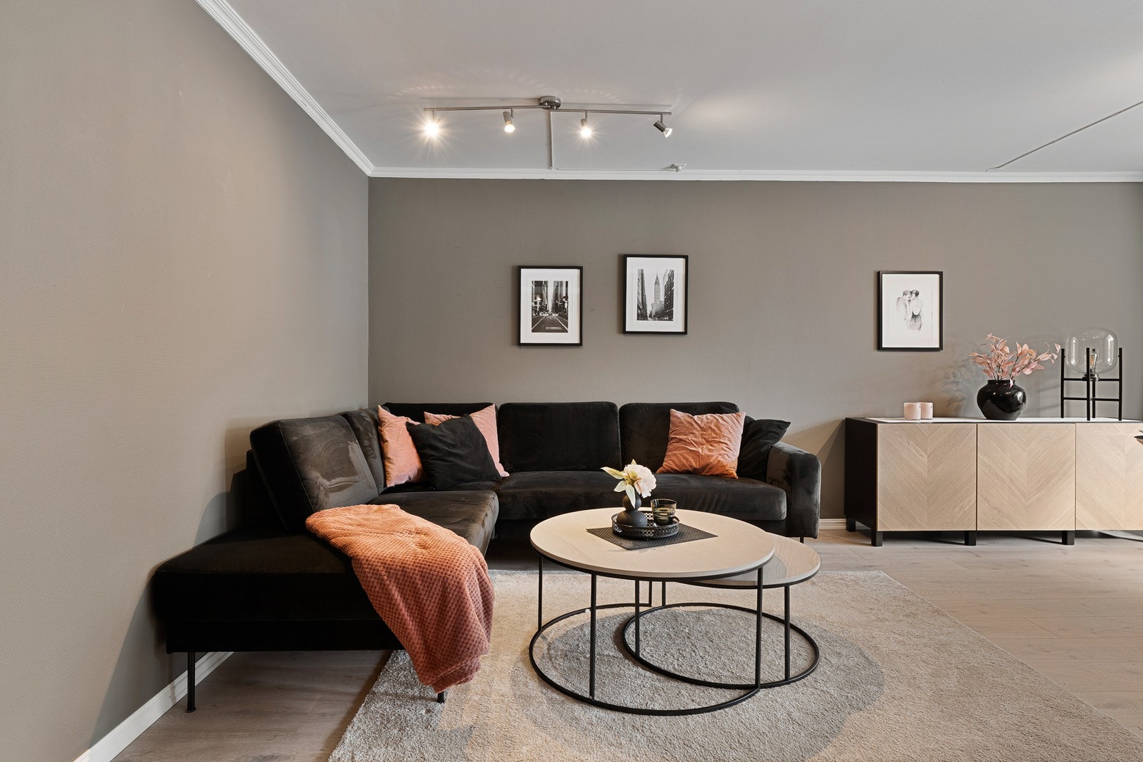 Leiligheten er malt i tidsriktige farger. Galleribilde