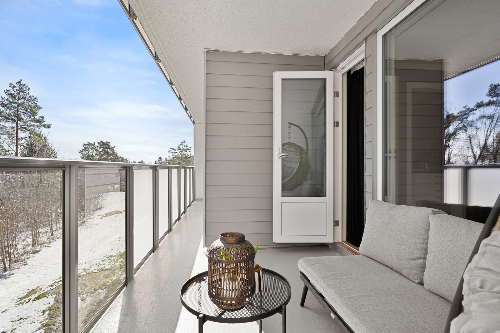 Fra stuen er det utgang til en hyggelig og overbygd balkong. Galleribilde